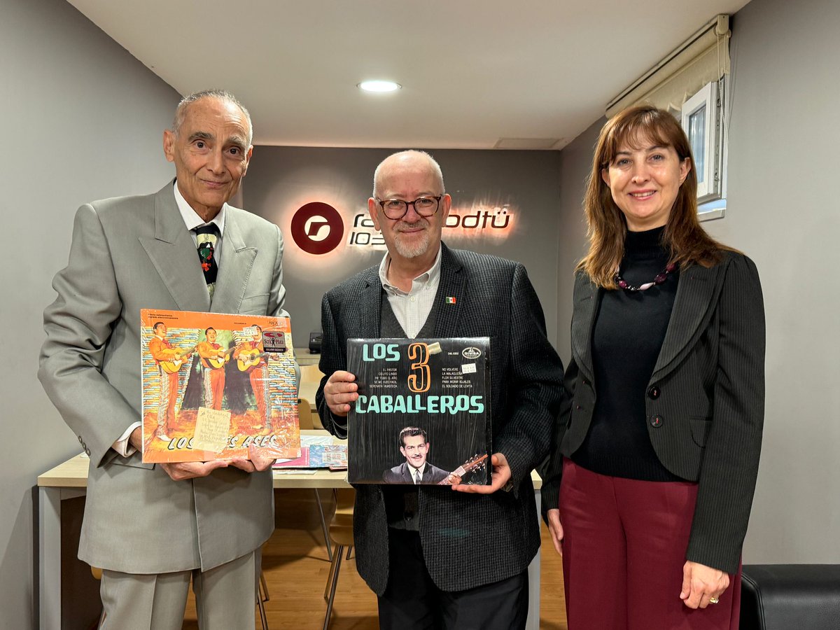 EmbaMexTur's tweet image. El Emb. Javier Díaz de León visitó las instalaciones de Radyo ODTÜ (@hayatinsesiniac) donde se graba el programa “Mexicanos de Oro”, el cual se transmite cada domingo a las 12:00. El 23 de noviembre habrá un programa especial con música de “Los Tres Ases”.