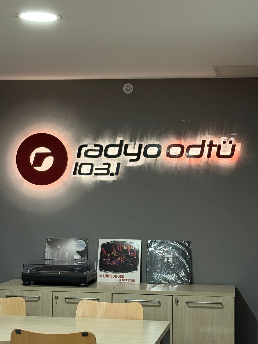 EmbaMexTur's tweet image. El Emb. Javier Díaz de León visitó las instalaciones de Radyo ODTÜ (@hayatinsesiniac) donde se graba el programa “Mexicanos de Oro”, el cual se transmite cada domingo a las 12:00. El 23 de noviembre habrá un programa especial con música de “Los Tres Ases”.