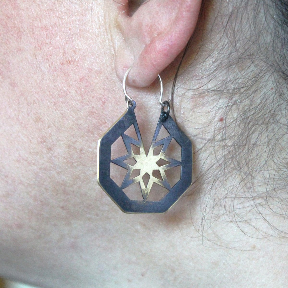 Además de las #monsteras (que estarán listas a la tarde) también estoy reponiendo este otro modelo octogonal, que lleva pátina negra 😍

En breve también estarán disponibles en plataica.com 😜

#hechoamano #handmade #enviogratis #freeshipping #smallbusiness