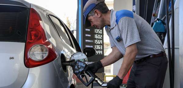 Buen día. Hoy volvió a aumentar la nafta. Es la segunda vez en el mes. Ya aumentó $25 por litro en menos de 20 días. Viene aumentando MUY seguido. 

No te enterás porque el gobierno de Milei derogó la obligación de anunciar los aumentos para que no estés informado.