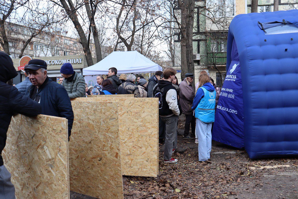 Two nights in a row, cities across 🇺🇦suffering from Russian attacks, damaging critical infrastructure &amp; people’s homes. 
UNHCR’s partners <a href="/ROKADA_CF/">ROKADA, CHARITABLE FOUNDATION</a> &amp; <a href="/MissionProliska/">NGO Proliska</a> are on the ground, providing emergency repair materials, legal aid &amp; psychosocial support to affected families.