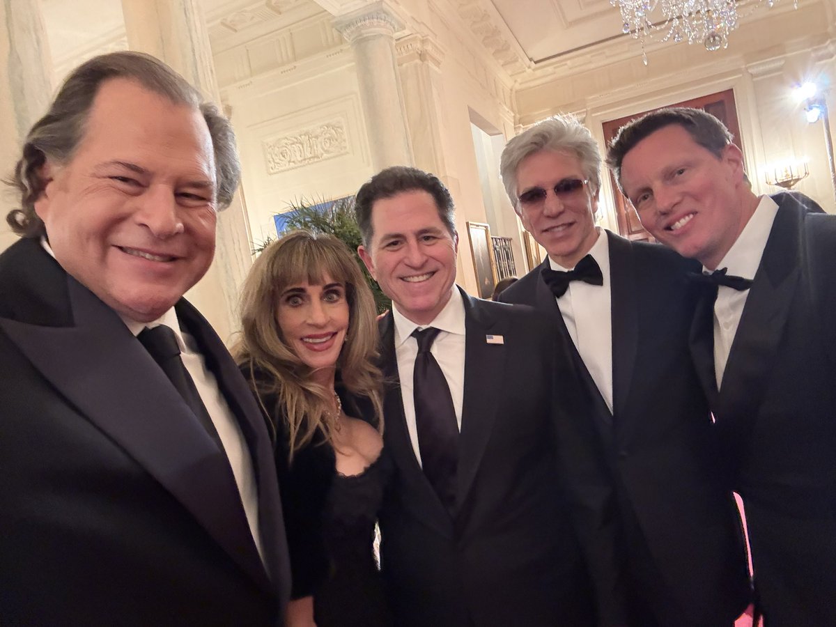 Benioff's tweet image. The enterprise software guys are in the house.  @MichaelDell @SusanDell @davidellison @benioff