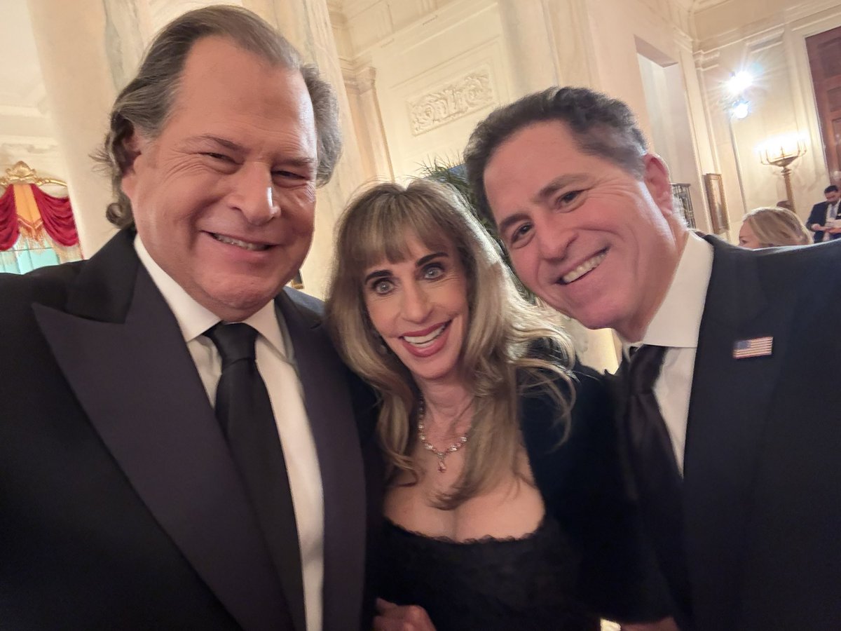 Benioff's tweet image. The enterprise software guys are in the house.  @MichaelDell @SusanDell @davidellison @benioff