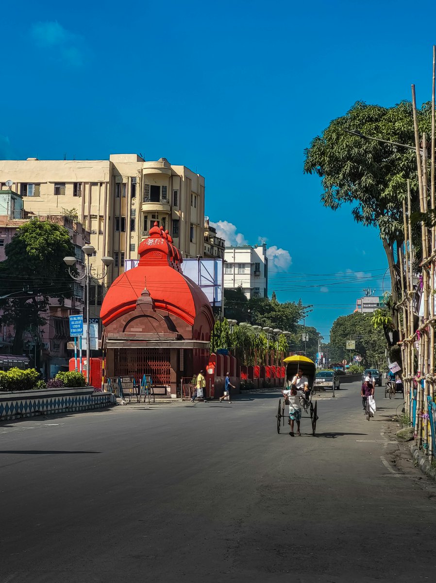 __ILLUMINATED's tweet image. This is &quot;Lal Mandir&quot; (Red Temple), located in Shobhabazar, at the crossing of Raja Nabakrishna Street and Jyotindra Mohan Avenue of Kolkata,

In 1894, during the cleaning of a large pond known as Rani Pukur (Queen’s Pond) in the Bagbazar area, a small Kali idol, around one feet…