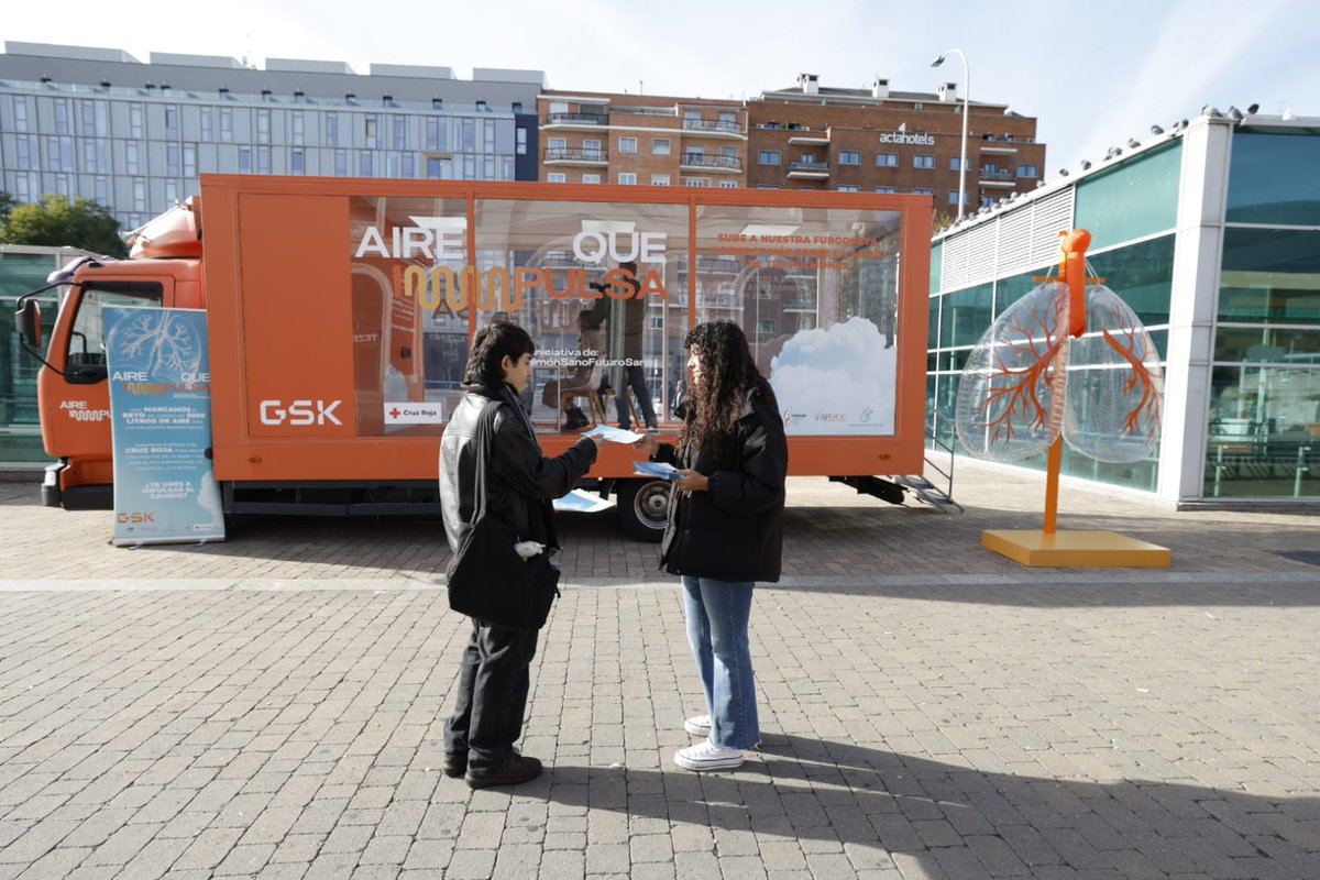 En el #DíaMundialdelaEPOC, acompañamos a <a href="/GSK_ES/">GSK España</a>  en el cierre de su campaña “Aire que impulsa” en Madrid.

La acción situó un autobús informativo y reunió a medios de comunicación en @laproximaestacion, para recordarnos la importancia de cuidar nuestra salud pulmonar🫁