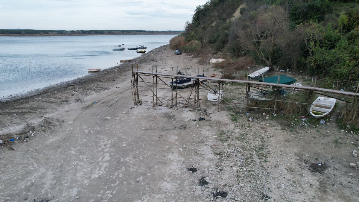 TERKOS GÖLÜ'NDE SU 10 METRE ÇEKİLDİ

İstanbul’un önemli su kaynaklarından biri olan Terkos Gölü’nün Balaban kıyısında suyun yaklaşık 10 metre çekilmesiyle göl üzerindeki iskele tamamen toprakta kaldı, tekneler karaya oturdu. Gölün doluluk oranının yüzde 20’lere kadar gerilediği