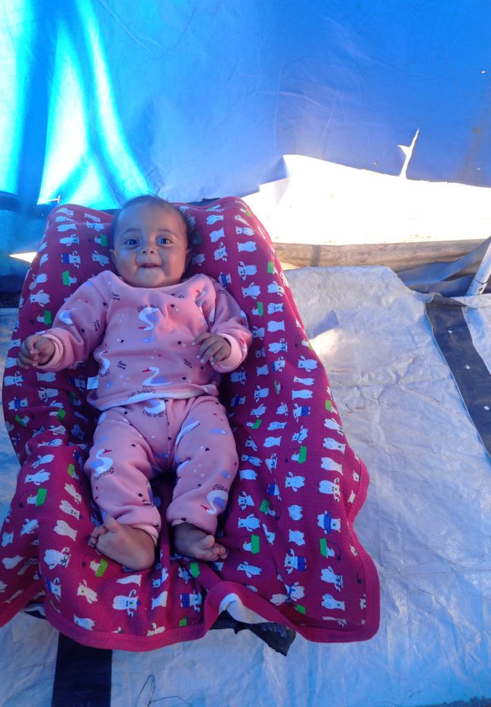 HamadDaina63593's tweet image. &quot;We’re not living… we’re just surviving under the rain and cold!  
Our tent is torn, no donations, and every night the cold eats away at my little sister.  
Water is beneath us, and now even our heads are soaked — we have nothing left.  
Please, don’t scroll in silence.  
A…