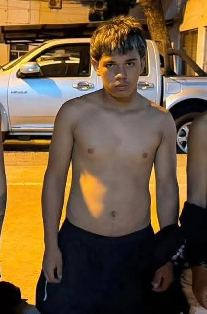 MinMedio's tweet photo. #Manabi
Con 16 años y largo historial de sicariatos, después de una persecución 2 menores de edad fueron capturados mientras circulaban en un vehículo robado y portando una arma de fuego .

Uno de ellos con apenas 16 años ya fue detenido por disparar y acabar con la vida de un estudiante de periodismo deportivo, además ya ha sido aislado 4 veces en lo que va del 2025 por varios crimenes .

Cómo pruebas se mostró un vehículo recuperado, arma de fuego, munición y celulares
