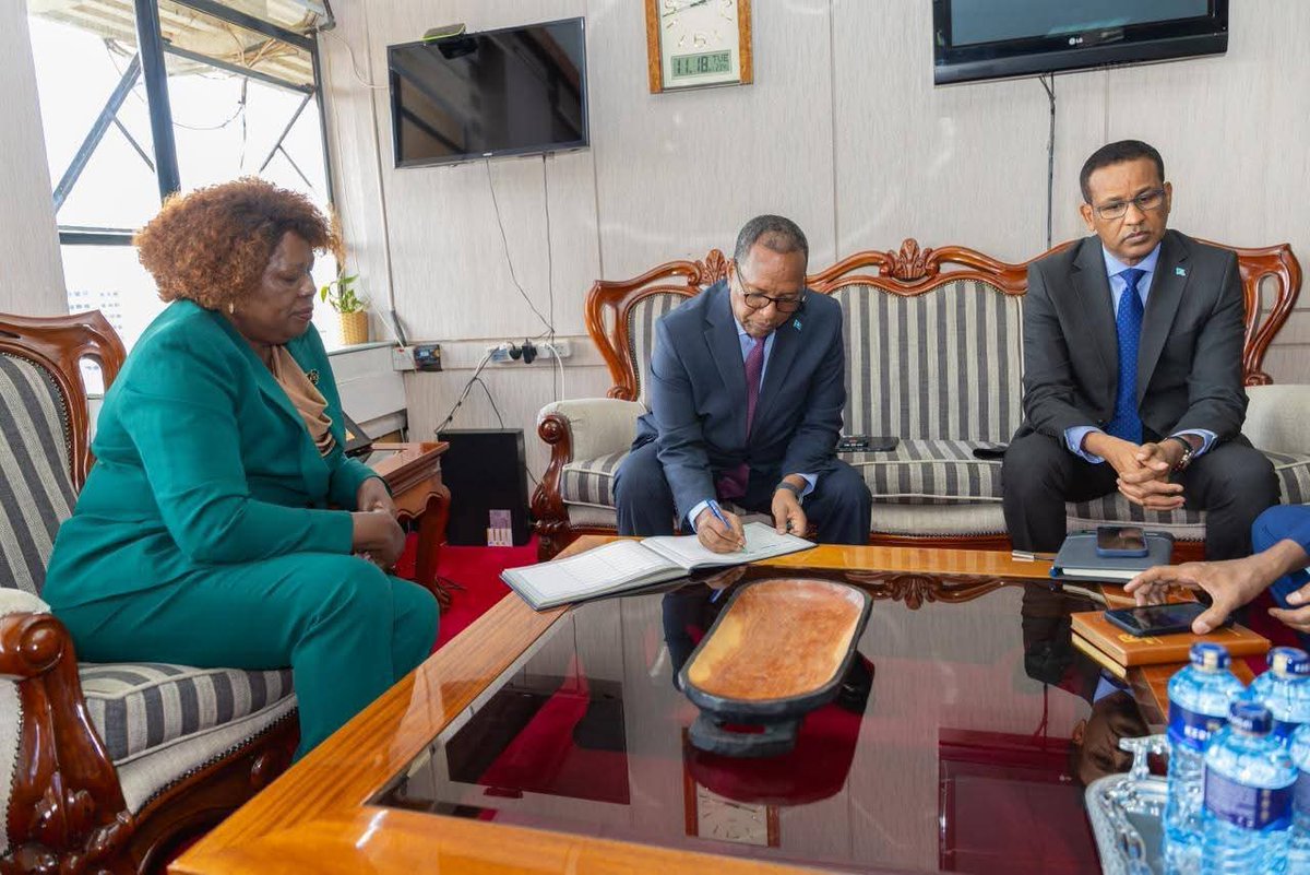 Fardowsayasin12's tweet image. 🇸🇴🇰🇪 #Somalia’s Minister of Public Works, Dr. Cilmi Maxamuud Nuur, met #Kenya’s Minister Hon. Alice Wahome in Nairobi to strengthen cooperation on urban planning, housing, infrastructure, and cross-border development projects. Partnerships to expand.
 #UrbanDevelopment #Nairobi