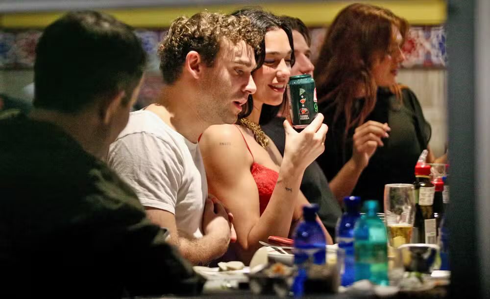 dualipabrasil's tweet image. SIMPLESMENTE A DUA LIPA TOMANDO GUARANÁ!!!