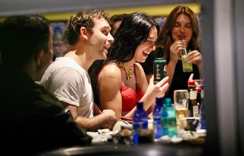 dualipabrasil's tweet image. SIMPLESMENTE A DUA LIPA TOMANDO GUARANÁ!!!