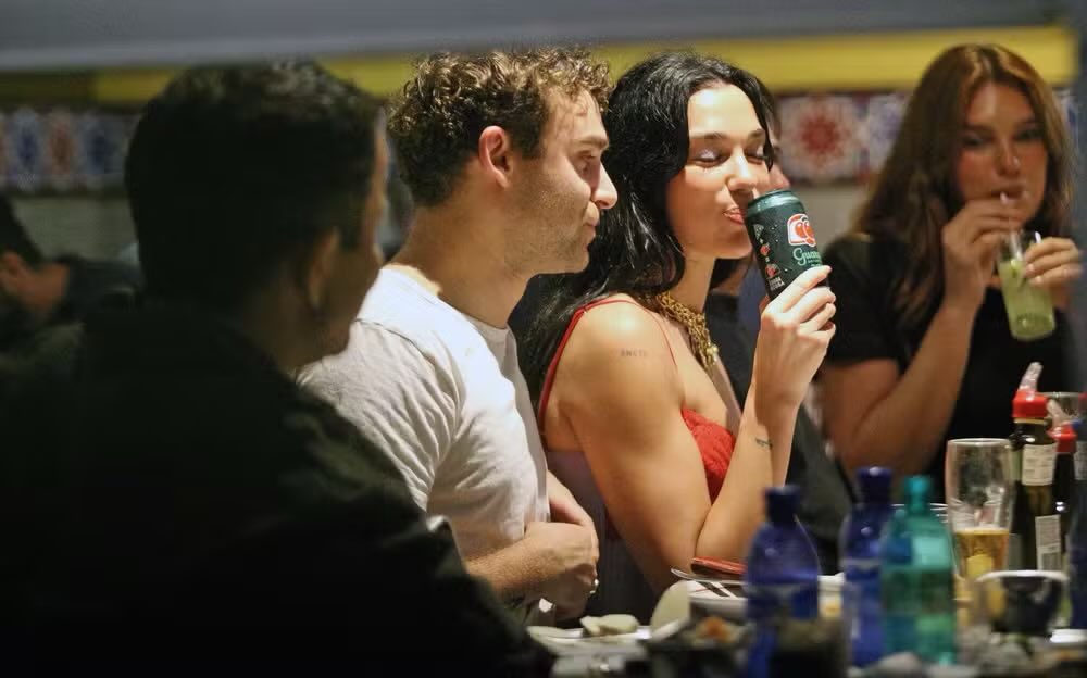 dualipabrasil's tweet image. SIMPLESMENTE A DUA LIPA TOMANDO GUARANÁ!!!