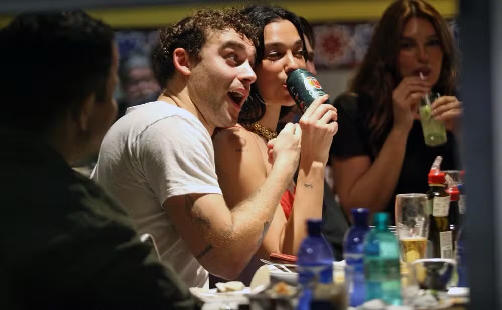 dualipabrasil's tweet image. SIMPLESMENTE A DUA LIPA TOMANDO GUARANÁ!!!