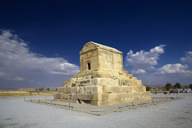 mohadese0118's tweet image. مقبره کوروش قبل انقلاب VS مقبره کوروش بعد از انقلاب
حالا به نظرتون کی آریایی اصیلِ؟!؟!