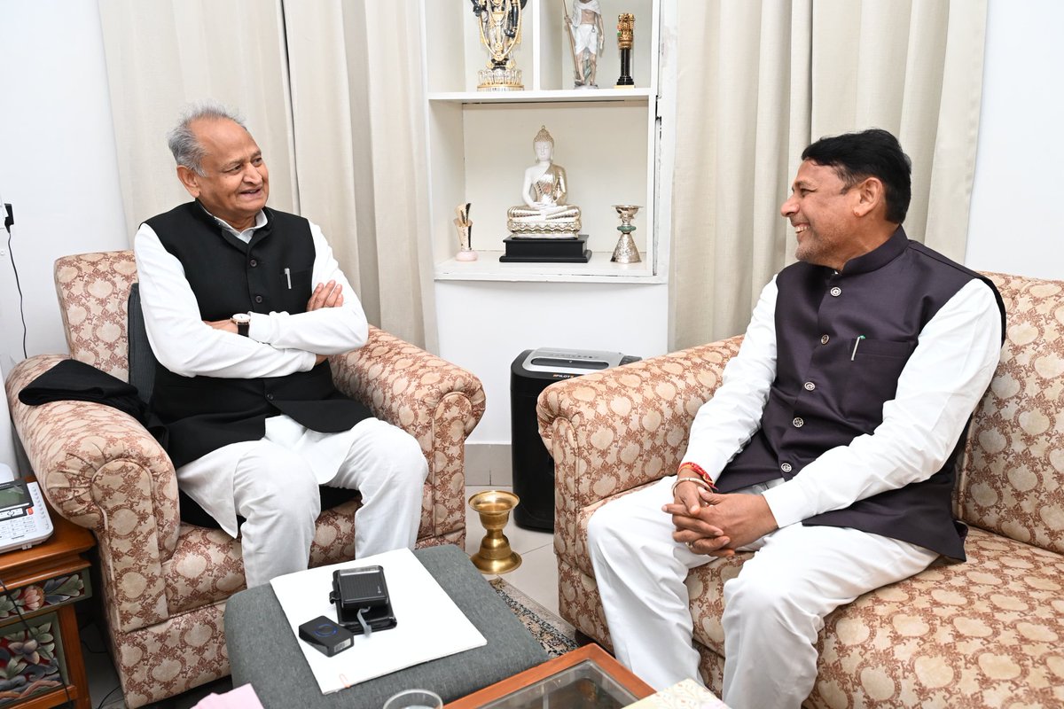 ashokgehlot51's tweet image. आज आवास पर नवनिर्वाचित विधायक एवं पूर्व मंत्री श्री प्रमोद जैन भाया ने मुलाकात की। इस अवसर पर उन्हें अन्ता में बड़ी जीत पर बधाई एवं आगे के लिए शुभकामनाएं दी। @PramodBhayaINC