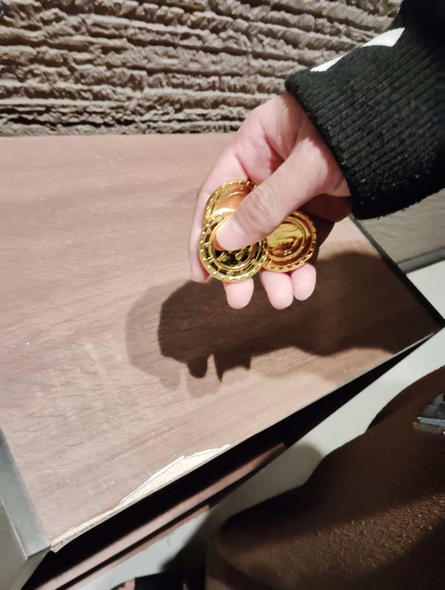 fuyu1212_'s tweet image. pizza買いにいくのに、コンチクショウホテルの金貨持ってるのに財布持ってない酔っ払い🤣