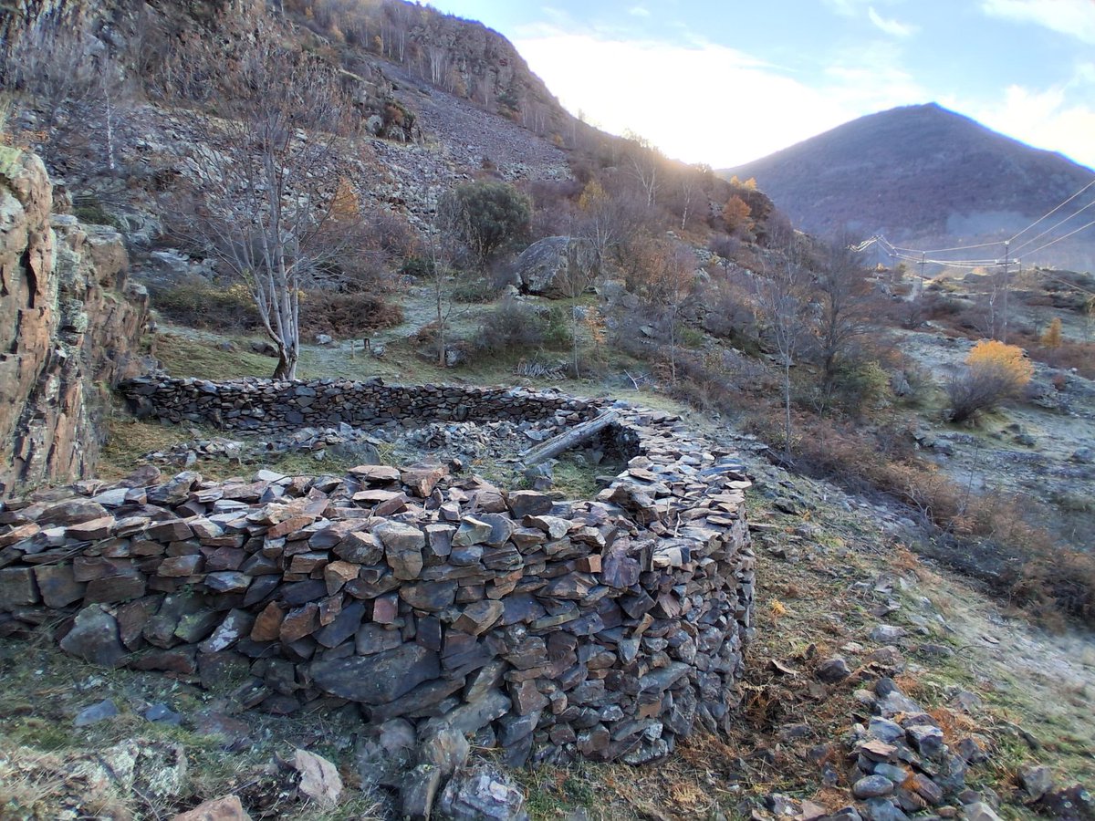 🪨 Encara queden places pel curs de #pedraseca a Lladorre aquest cap de setmana!
Els dies 22 i 23 de novembre aprendrem a reconstruir una llobatera amb tècnica tradicional de la mà d’un mestre marger. Preu: 30 €.

📩 formacions@museudecamins.com
📞 649257884
#PNAltPirineu #PETRA