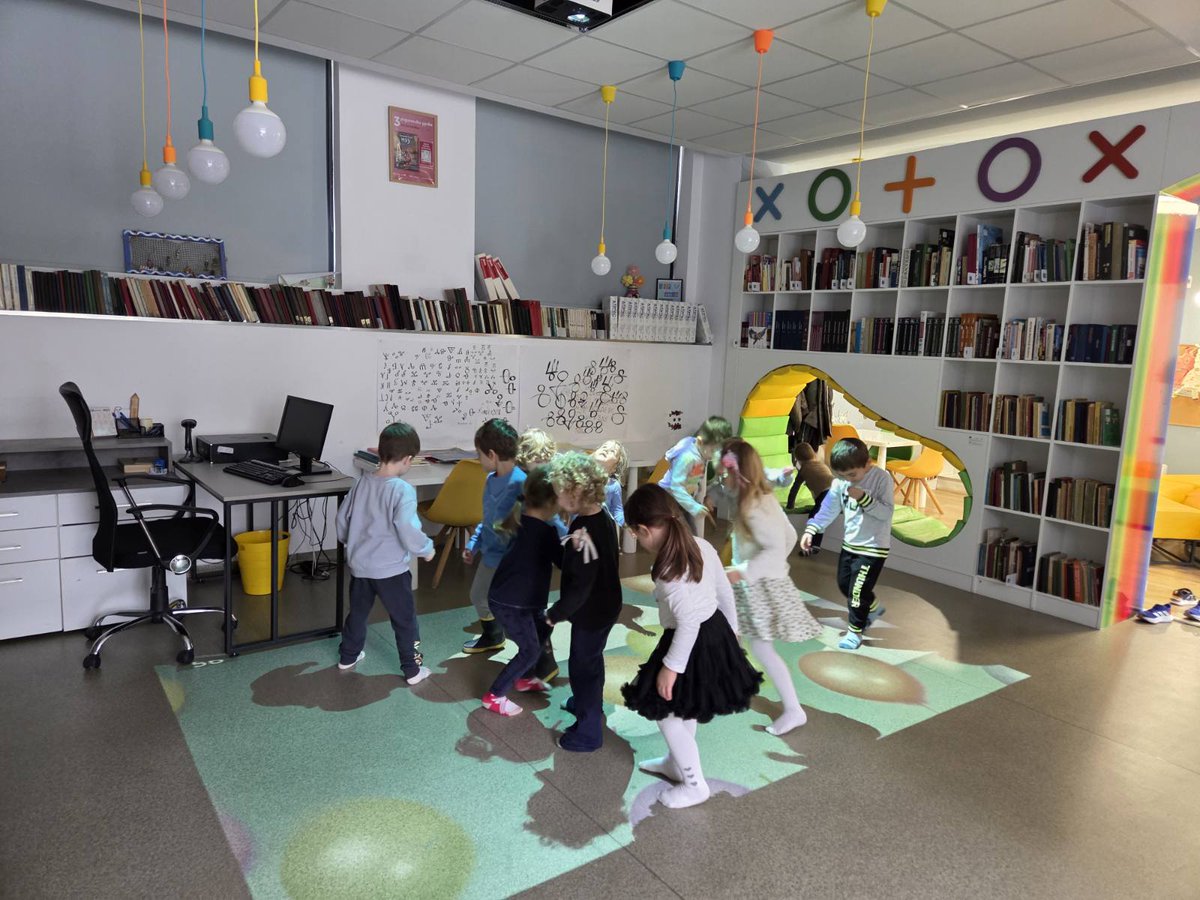 BurgasL85017's tweet image. Вълшебно утро с малчуганите 📷 от Детска градина „Златна рибка“!
В навечерието на Деня на четенето  Библиотека оживя от смях, любопитни погледи и топли детски гласове. Посрещнахме децата от 2., 3. и 4. група на ДГ „Златна рибка“.
#Burgas #LibraryBurgas #Library #Бургас