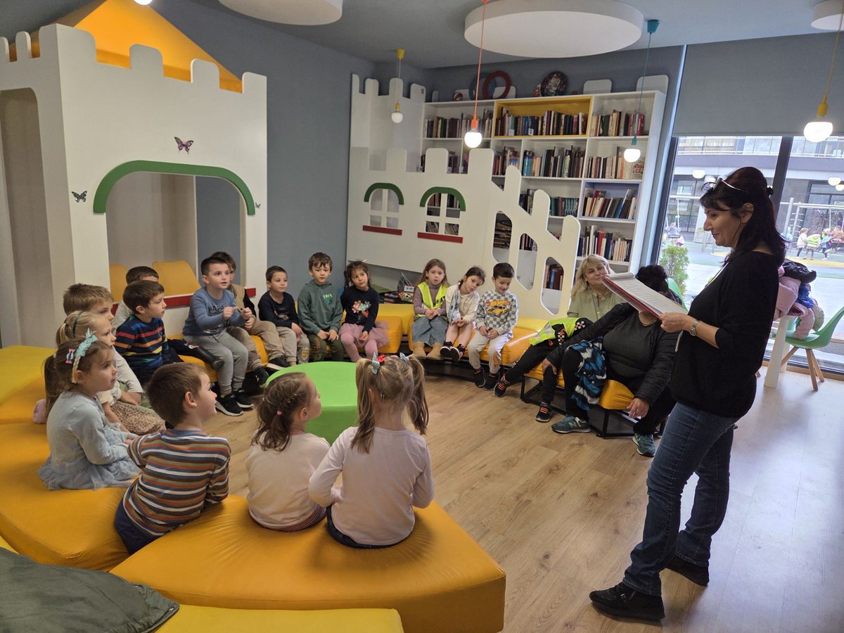 BurgasL85017's tweet image. Вълшебно утро с малчуганите 📷 от Детска градина „Златна рибка“!
В навечерието на Деня на четенето  Библиотека оживя от смях, любопитни погледи и топли детски гласове. Посрещнахме децата от 2., 3. и 4. група на ДГ „Златна рибка“.
#Burgas #LibraryBurgas #Library #Бургас