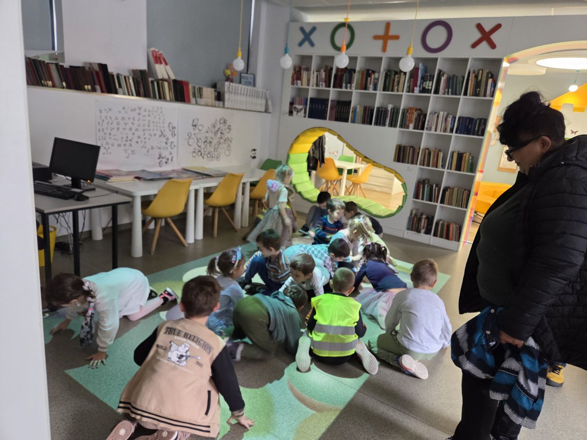 BurgasL85017's tweet image. Вълшебно утро с малчуганите 📷 от Детска градина „Златна рибка“!
В навечерието на Деня на четенето  Библиотека оживя от смях, любопитни погледи и топли детски гласове. Посрещнахме децата от 2., 3. и 4. група на ДГ „Златна рибка“.
#Burgas #LibraryBurgas #Library #Бургас