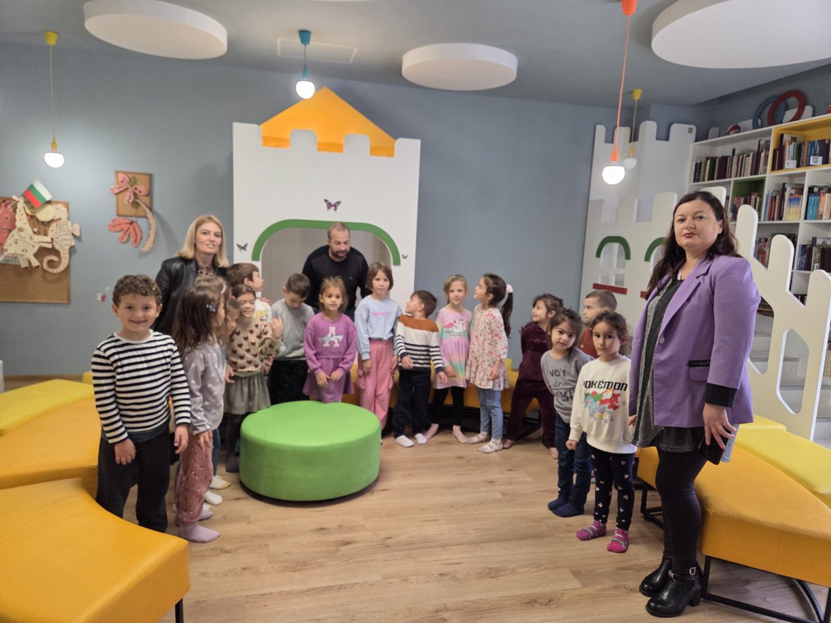 BurgasL85017's tweet image. Вълшебно утро с малчуганите 📷 от Детска градина „Златна рибка“!
В навечерието на Деня на четенето  Библиотека оживя от смях, любопитни погледи и топли детски гласове. Посрещнахме децата от 2., 3. и 4. група на ДГ „Златна рибка“.
#Burgas #LibraryBurgas #Library #Бургас