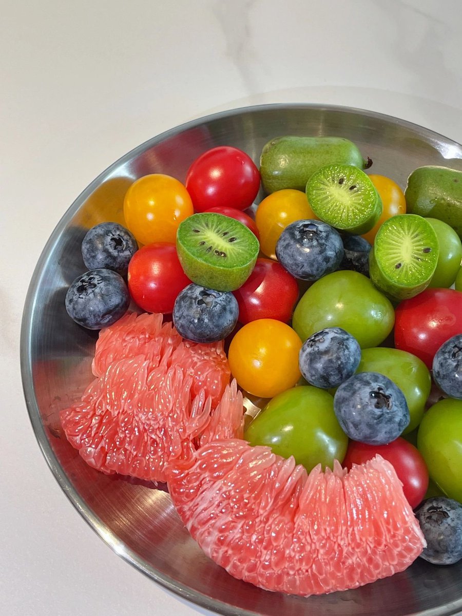 Gmpqv_Gm's tweet image. 彩りあふれるフルーツボウルで、今日のエネルギーチャージ🍇
みずみずしい甘さが心まで満たしてくれる気がします✨
#フルーツ時間 #健康生活 #小さな幸せ