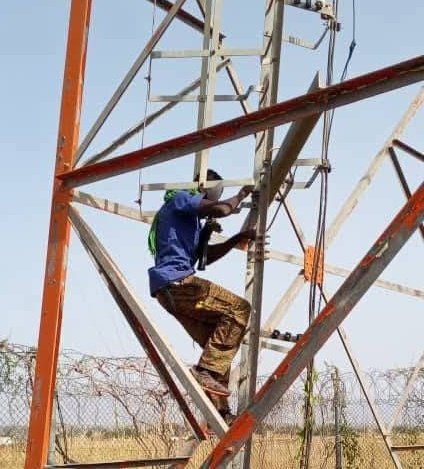 JusteMien's tweet photo. #BurkinaFaso
#Solhan :
Après plusieurs jours sans réseau téléphonique, les populations la localité de #Solhan bénéficie de nouveau d'un réseau (Orange Burkina) grâce à une intervention technique menée par le détachement de #Gendarmerie.#Lwili https://t.co/b2q62Tjx5b