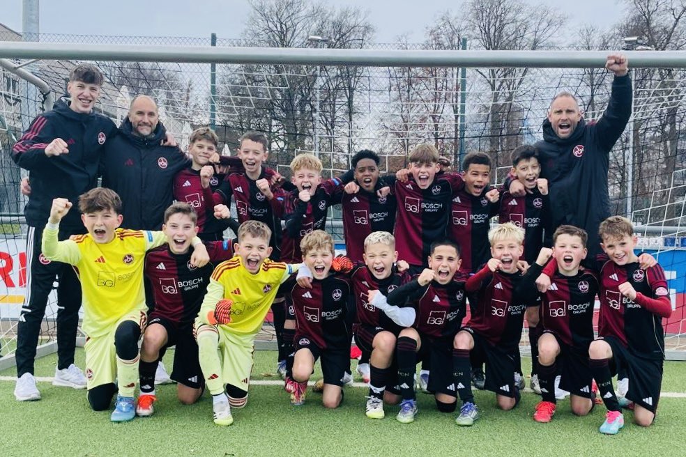 fcn_nachwuchs's tweet photo. 𝐉𝐔𝐔𝐔𝐔𝐁����𝐋³!🤩
Die #FCNU14 setzte sich am Wochenende gegen den FC Bayern durch, die #FCNU12 dominierte den SSV Ulm und die #FCNU10 feierte einen Turniersieg!🏆
Gerne weiter so!😀
#fcn | #clubnachwuchs https://t.co/hXvs3TIjsU