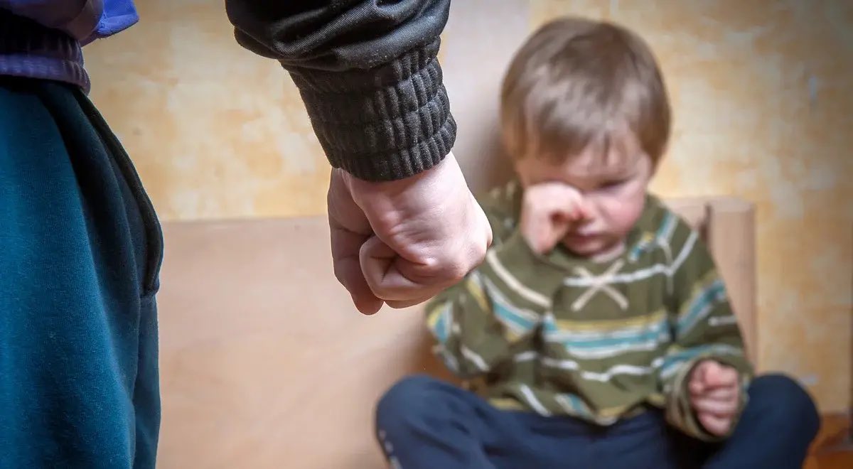 thepolandnews_'s tweet image. Dziś Międzynarodowy Dzień Zapobiegania Przemocy Wobec Dzieci.

To czas, by ponownie przypomnieć, że przemoc wobec najmłodszych należy do najbardziej bolesnych i tragicznych zjawisk społecznych, a jej sprawcami są często osoby, które powinny dawać dziecku bezpieczeństwo.