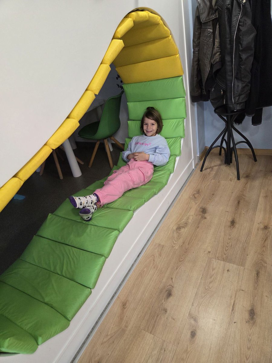 BurgasL85017's tweet image. На децата от 2. и 3. група прочетохме избраната от тях приказка „Червената шапчица“. Те слушаха с блеснали очи и истинско вълнение, а ние се радвахме на всяка тяхна реакция.
#Burgas #LibraryBurgas #Library #Бургас #БиблиотекаБургас #gotoburgas #Бургас2032 #Burgas2032