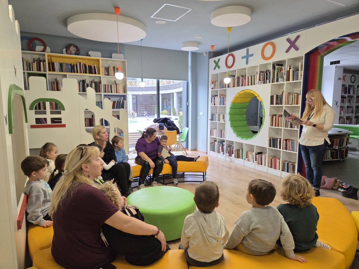 BurgasL85017's tweet image. На децата от 2. и 3. група прочетохме избраната от тях приказка „Червената шапчица“. Те слушаха с блеснали очи и истинско вълнение, а ние се радвахме на всяка тяхна реакция.
#Burgas #LibraryBurgas #Library #Бургас #БиблиотекаБургас #gotoburgas #Бургас2032 #Burgas2032