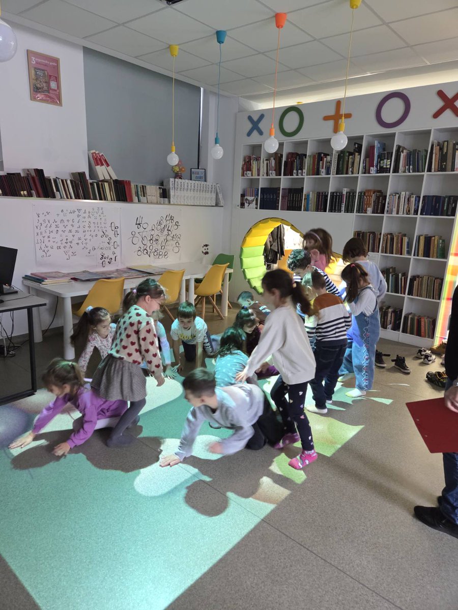 BurgasL85017's tweet image. На децата от 2. и 3. група прочетохме избраната от тях приказка „Червената шапчица“. Те слушаха с блеснали очи и истинско вълнение, а ние се радвахме на всяка тяхна реакция.
#Burgas #LibraryBurgas #Library #Бургас #БиблиотекаБургас #gotoburgas #Бургас2032 #Burgas2032