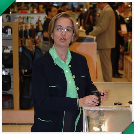 + Buenos días. La sección de joyas?

- Siga usted a la Paqui.