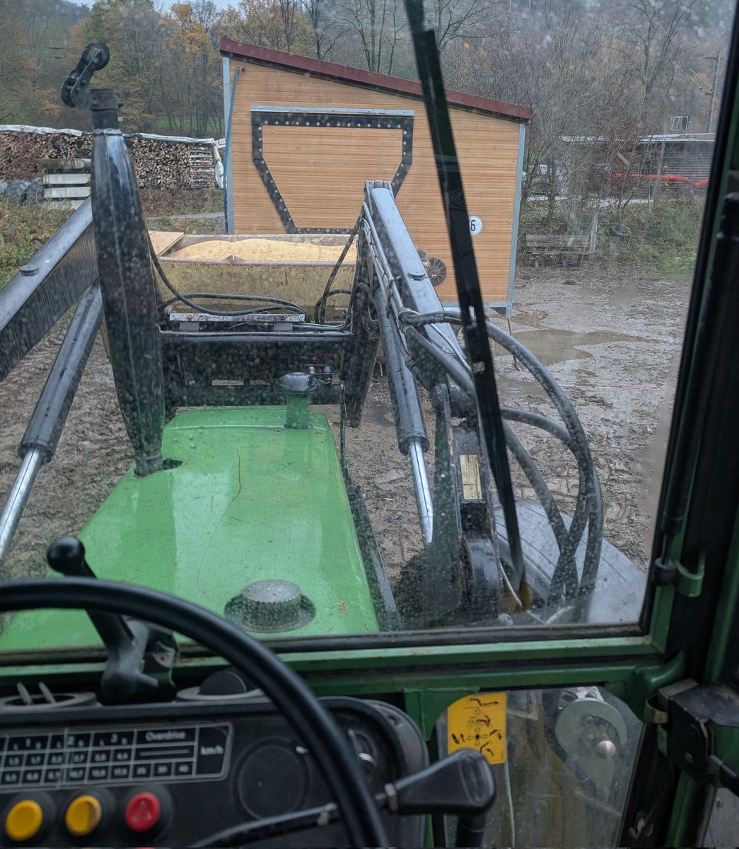 Hühner füttern ist mittlerweile eher eine Schlammschlacht. Bevor die wieder raus kommen, muss das Mobil an einen neuen Standort.