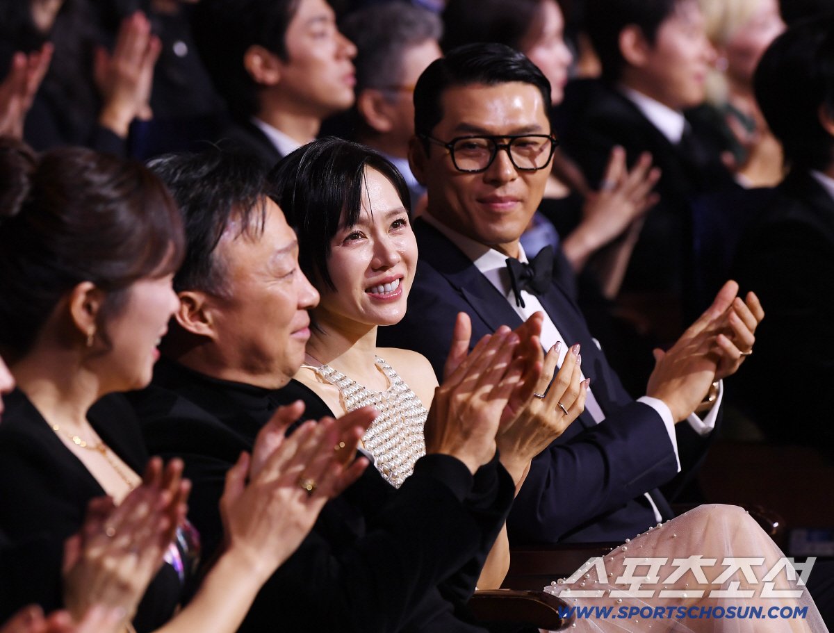 🌟 hyun bin and son yejin in one frame at the 46th blue dragon film awards — a thread 🧵