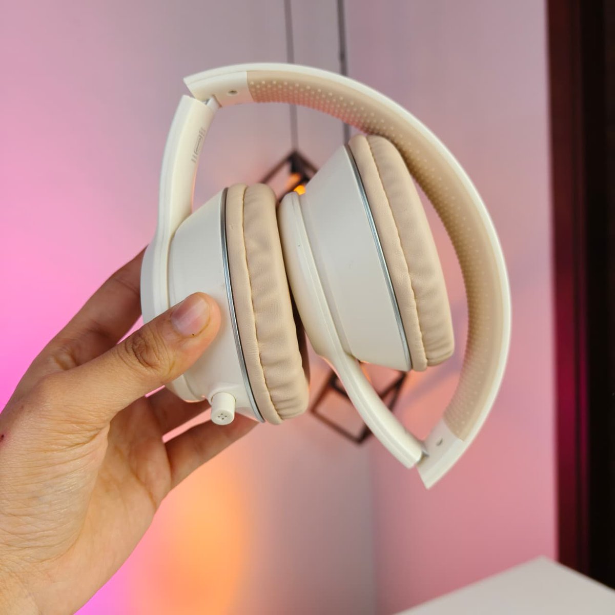 Starting with the Leaf Bass X414. It is priced at Rs. 2000 currently but can get them for Rs. 1800 by using the coupon code LEAF10 to get a 10% discount.

Let’s start with the build, it’s made of flexible plastic, but the build quality is good for its price. I got the Desert Dune