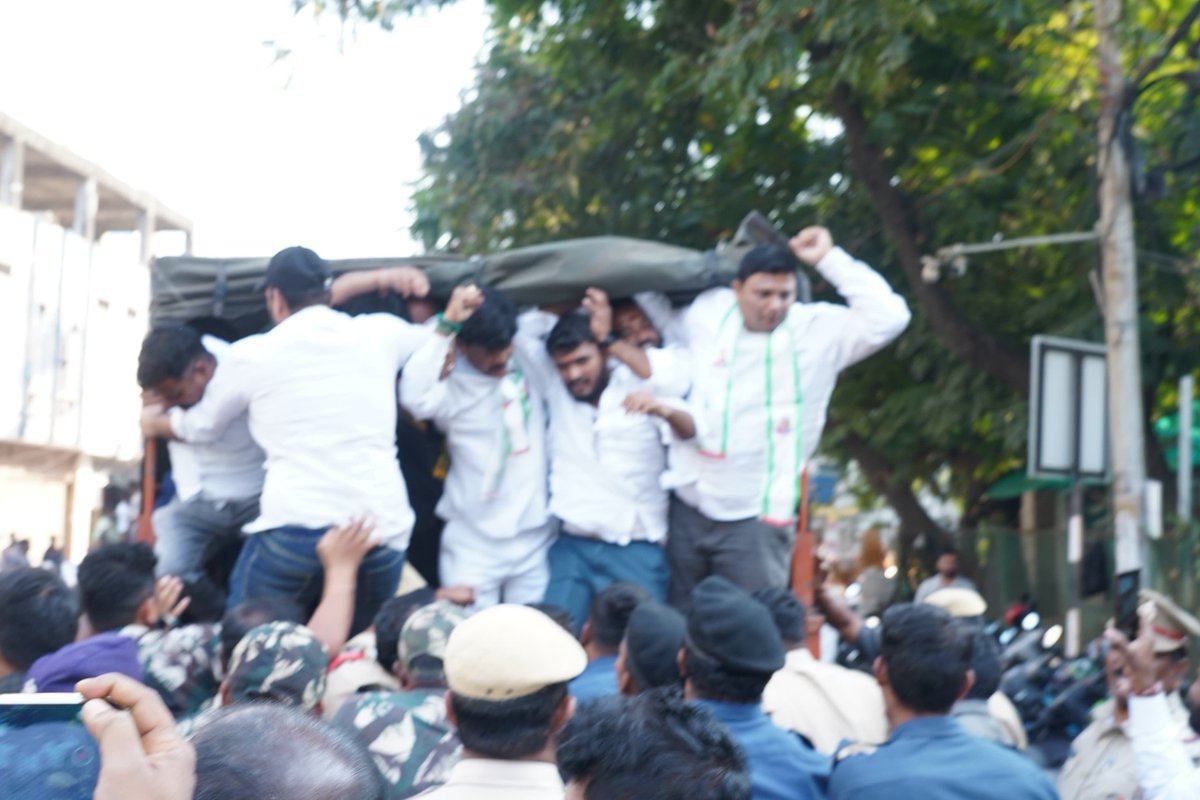 RaoKavitha's tweet image. Congress in Telangana is stifling voices. Today’s detention reflects the government’s increasing intolerance toward democratic expression.

The demands for restoring dependent jobs in Singareni and constituting a medical board must be addressed without delay.

I will continue to…