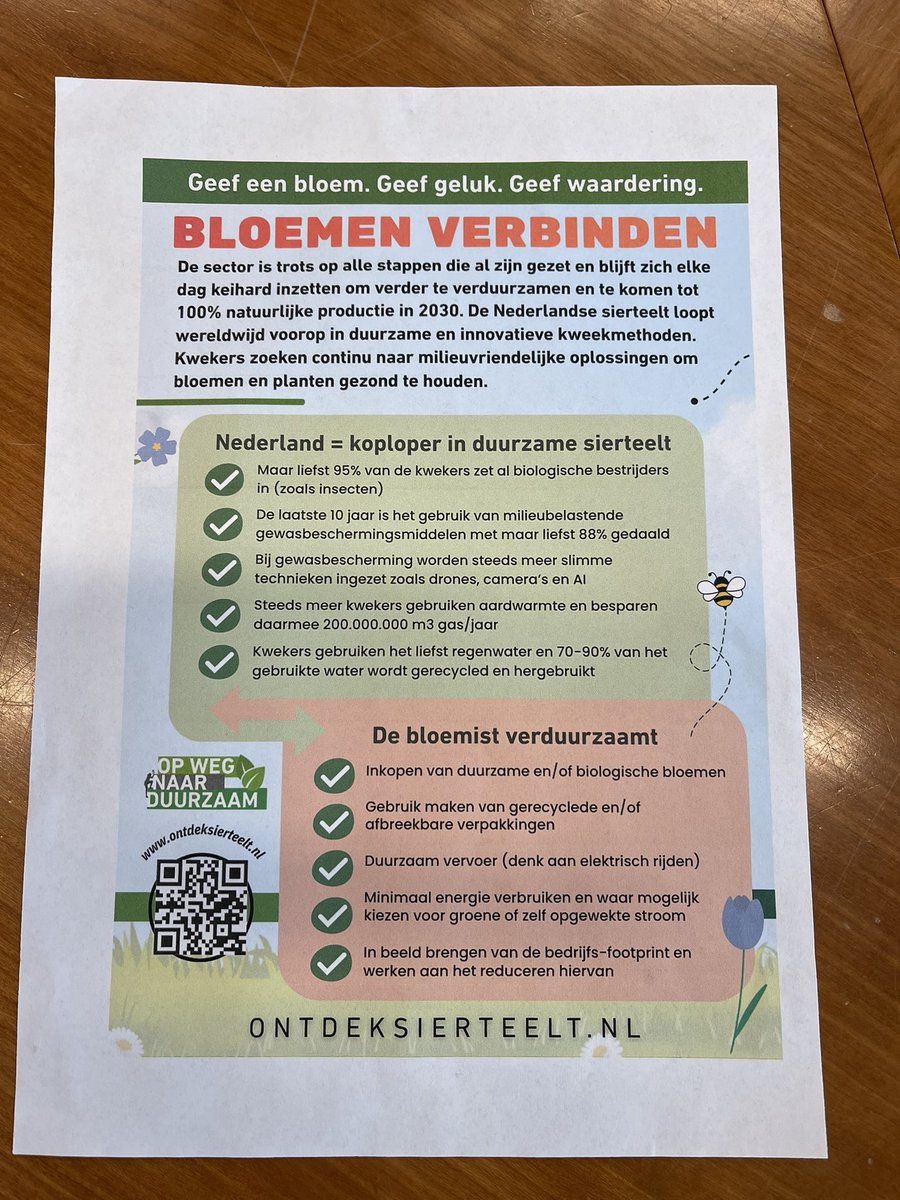 FritsNaafs's tweet photo. Vrijdag is de Dag van de Ondernemer. Vandaag bedanken Cor &amp; Anita van Jaarsveld van Lavendel in Driebergen namens de bloemisten in onze gemeente mij voor de inzet voor de ondernemers met een duurzaam boeket bloemen. De bloemensector  in onze gemeente werkt aan verduurzaming. https://t.co/03Jx0qmHuT