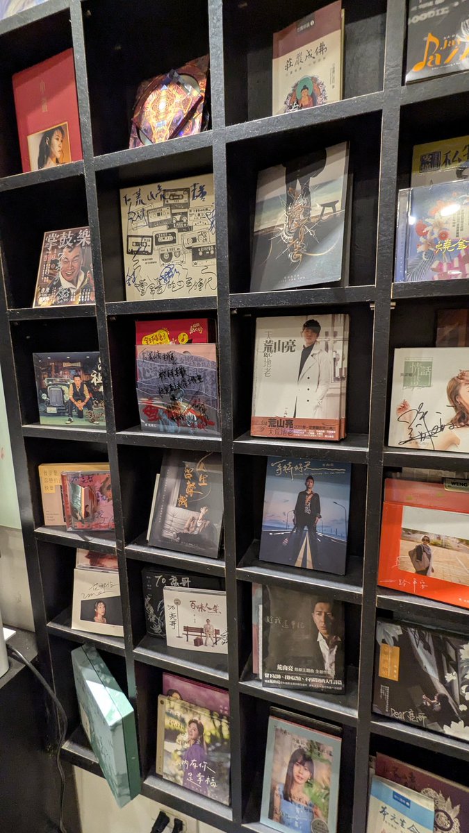 今天真的謝謝大家🥹
可以在荒山亮老師的工作室一起錄音一起討論台語真的超開心😍
身邊有好棒的夥伴們一起衝刺台語專輯真的好踏實🥲
謝謝偉漢老師、兩倍老師、娘娘、毛毛老師、還有隨身攜帶的台語老師雨生💖
台語推廣不易，把持正確性更是困難，但可以跟你們一起一定就沒問題了✨🇹🇼✨
#著味
#專輯錄音