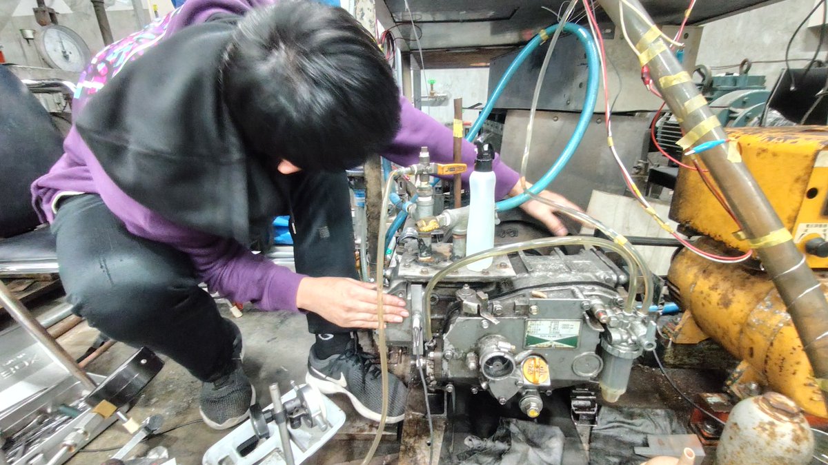 SCL_Ryukyu's tweet image. プレチャンバー噴霧と火炎噴流の可視化両班は高速度撮影の継続と動画から切り出した画像の解析。マルチホール ノズルの自由 噴霧での 噴霧 先端到達距離。最初に確認すると観察容器の窓ガラスより大きい値になっており再確認。基準値を入れ忘れていたとのことで換算値は矛盾のない値になり一安心