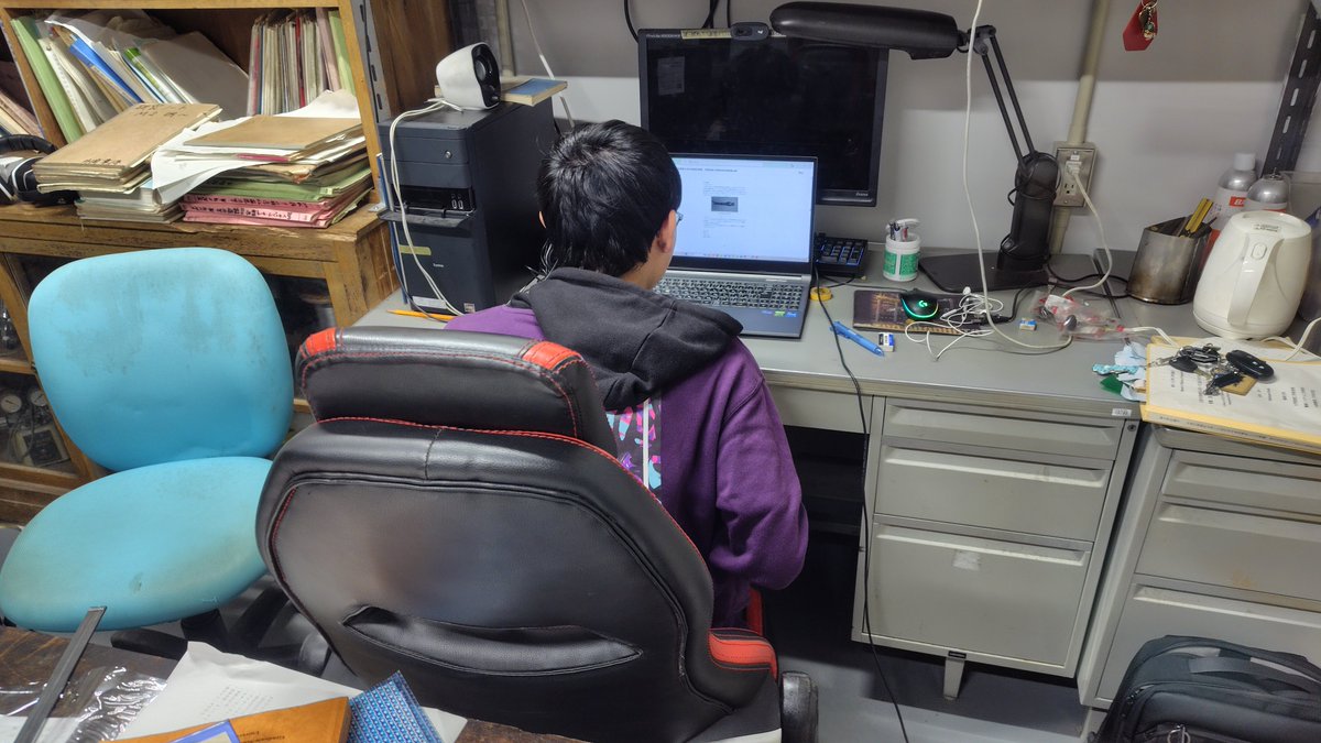 SCL_Ryukyu's tweet image. プレチャンバー噴霧と火炎噴流の可視化両班は高速度撮影の継続と動画から切り出した画像の解析。マルチホール ノズルの自由 噴霧での 噴霧 先端到達距離。最初に確認すると観察容器の窓ガラスより大きい値になっており再確認。基準値を入れ忘れていたとのことで換算値は矛盾のない値になり一安心