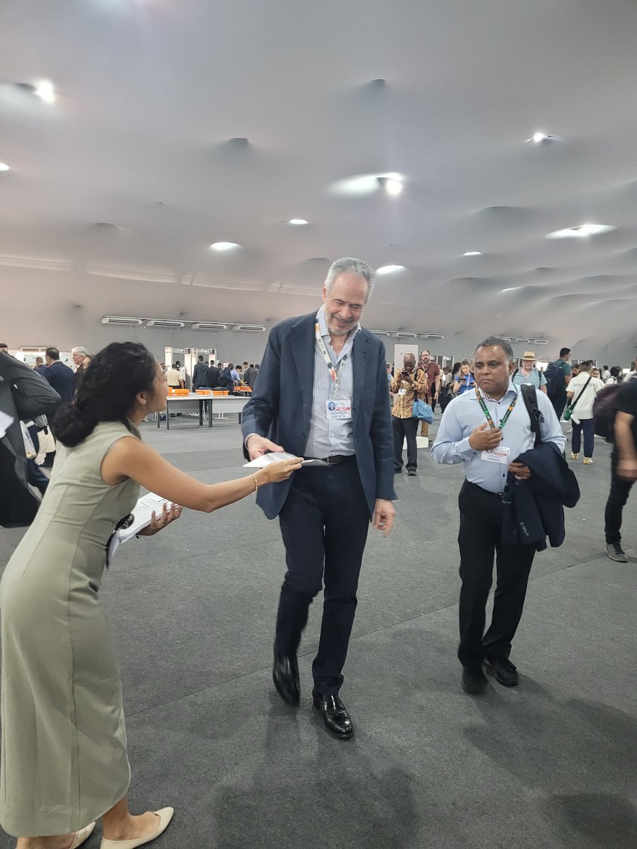 CANIntl's tweet image. The COP30 President knows ECO is a great read! 
Today&apos;s top front-page story? 

#JustTransition and the Belem Action Mechanism, of course. 

#BAM!

Read today&apos;s full ECO here:
climatenetwork.org/resource/eco-9…