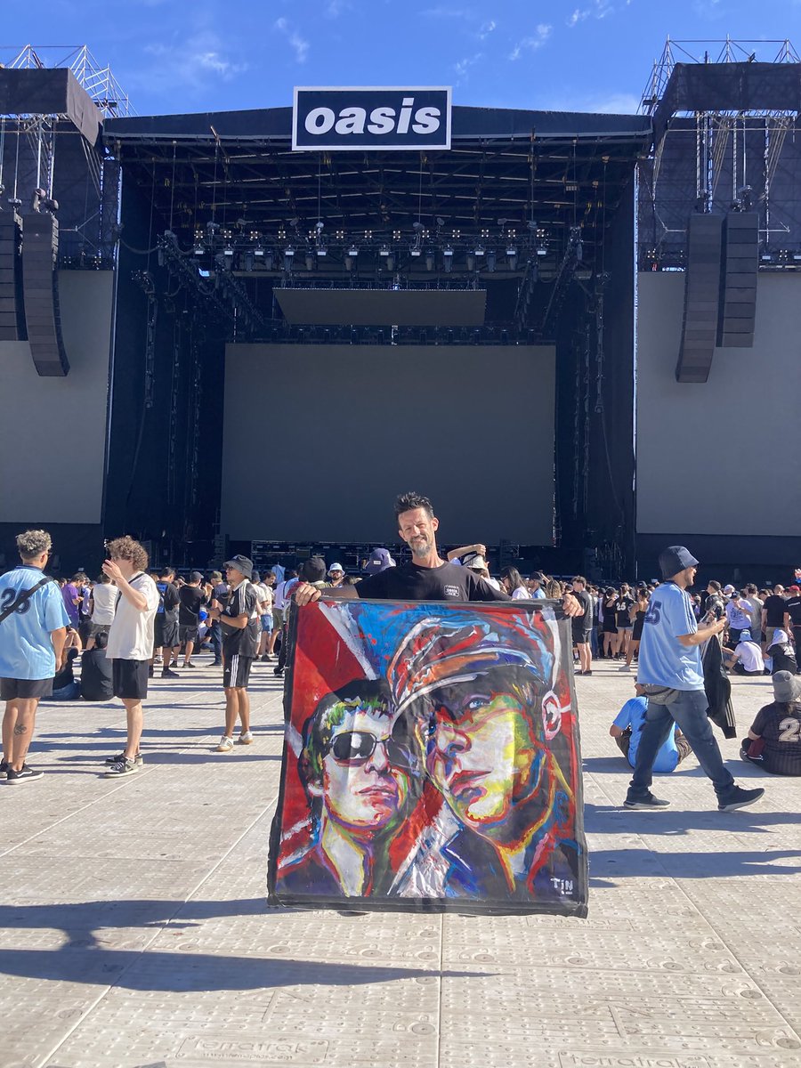 TinArtStore's tweet photo. Estoy buscando esta pintura que hice y que cayó en la valla antes de talk tonight el sábado cuando quería dárselo a Noel 
Lo viste??? @NoelGallagher @oasis #oasislive25 #oasisargentina https://t.co/CmTIy2U2jF