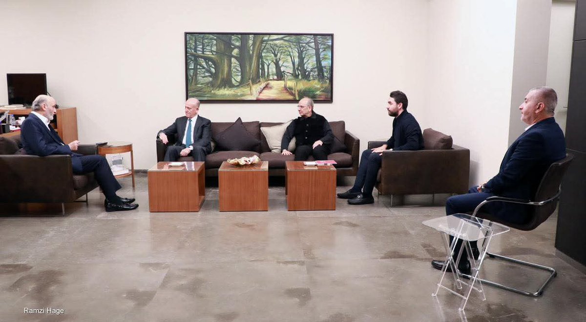 بحث رئيس حزب "القوات اللبنانية" سمير جعجع في معراب مع النائب اللواء أشرف ريفي تطوّرات الأوضاع المحليّة والمشهد الإقليمي، وذلك بحضور النائب إيلي الخوري، ومعاون الأمين العام لشؤون الانتخابات جاد دميان، ومنسّق "القوات" في طرابلس فادي محفوض.