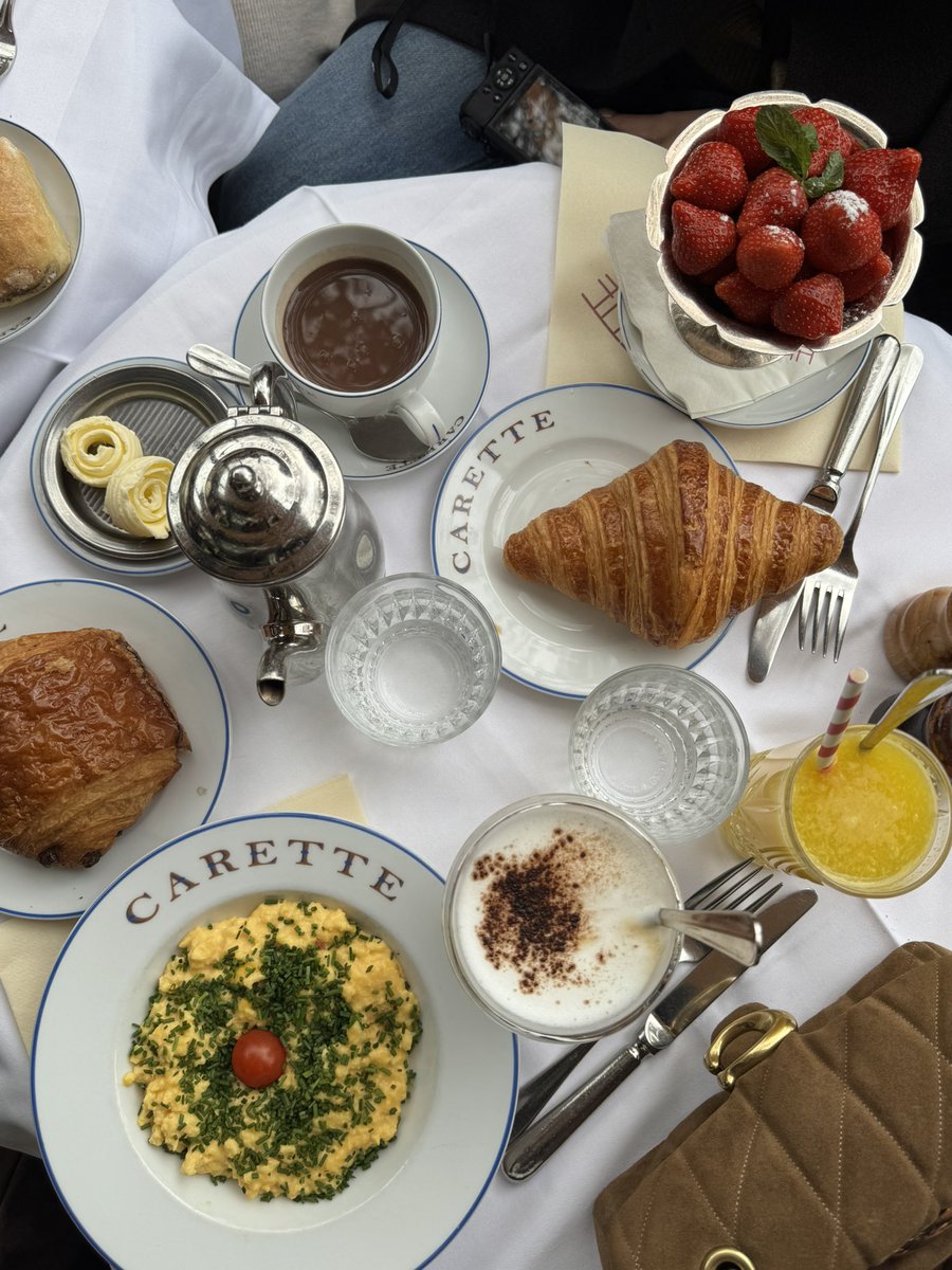 When in Paris… 🇫🇷🫶🏽