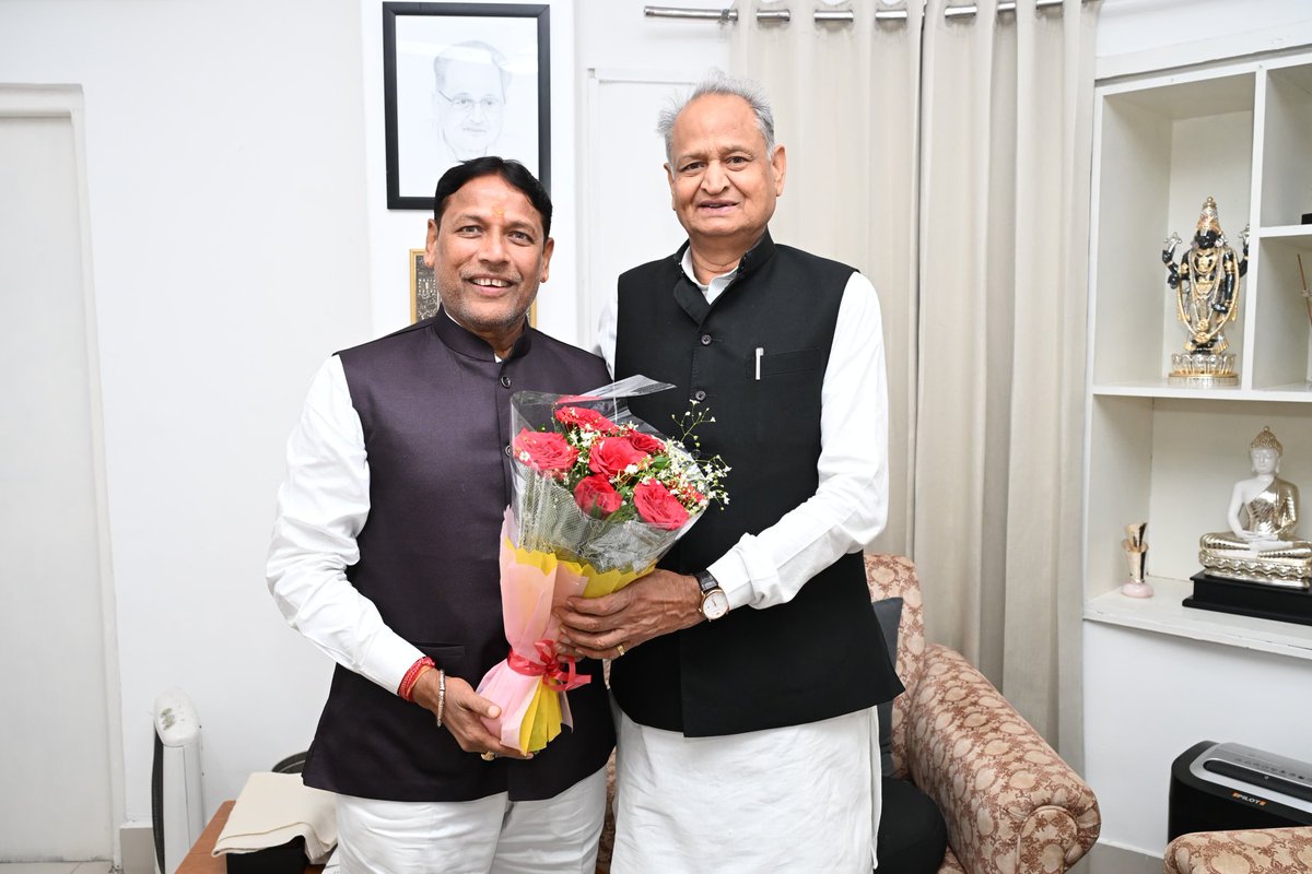 अंता-मांगरोल विधानसभा उपचुनाव में जीत के बाद कांग्रेस प्रत्याशी व पूर्ण मंत्री श्री <a href="/PramodBhayaINC/">Pramod Bhaya</a> जी ने आज जननायक श्री अशोक गहलोत साहब से आवास पर मुलाकात कर आशीर्वाद प्राप्त किया।
<a href="/ashokgehlot51/">Ashok Gehlot</a>
जय हो जननायक की 😘✌️