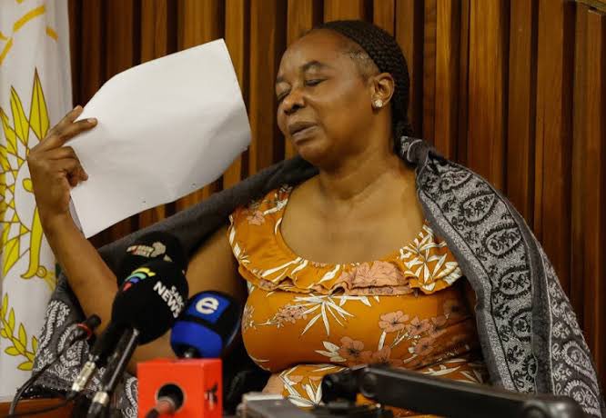 Kumanzi phansi namhlange. Adv.Chaskarlson is burying Lord Brown alive.
<a href="/MadlangaInquiry/">Madlanga Commission</a> 
Mogotsi is like;