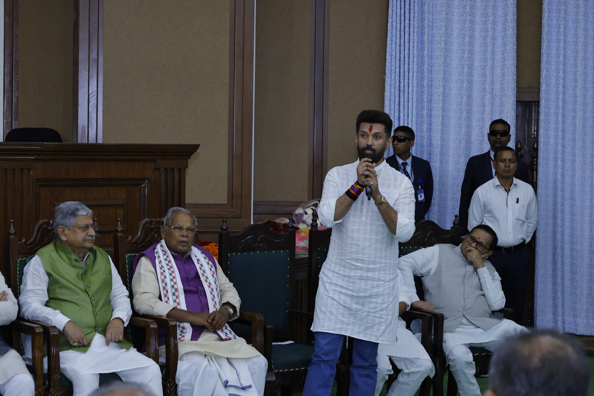 iChiragPaswan's tweet image. NDA, बिहार के विधायक दल का नेता चुने जाने पर आदरणीय श्री @NitishKumar जी को हार्दिक बधाई एवं शुभकामनाएं। मुझे विश्वास है कि उनके मार्गदर्शन में राज्य एक बार फिर तेज गति से विकास, स्थिरता और जनकल्याण के नए आयाम स्थापित करेगा।

#NDA4Bihar
#NitishKumar