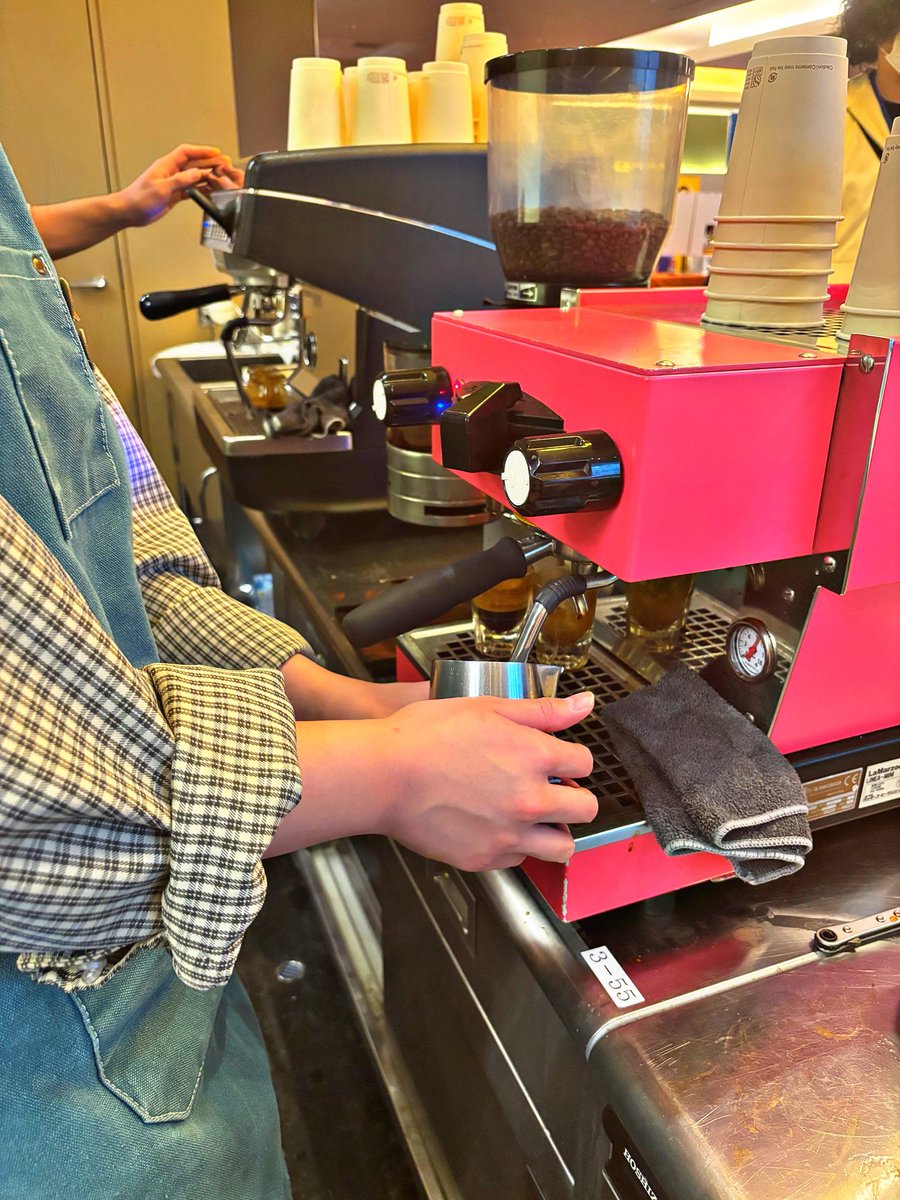 AlphaBettiCafe's tweet image. 11/18,19の二日間、CloudNative Days Winter 2025にてコーヒーの提供をしてまいりました！今回もたくさんの方にコーヒーを楽しんでいただき嬉しい限りです！２日間での総提供杯数は612杯✨みなさんありがとうございました😊
#CloudNative 
#コーヒー
#ケータリング