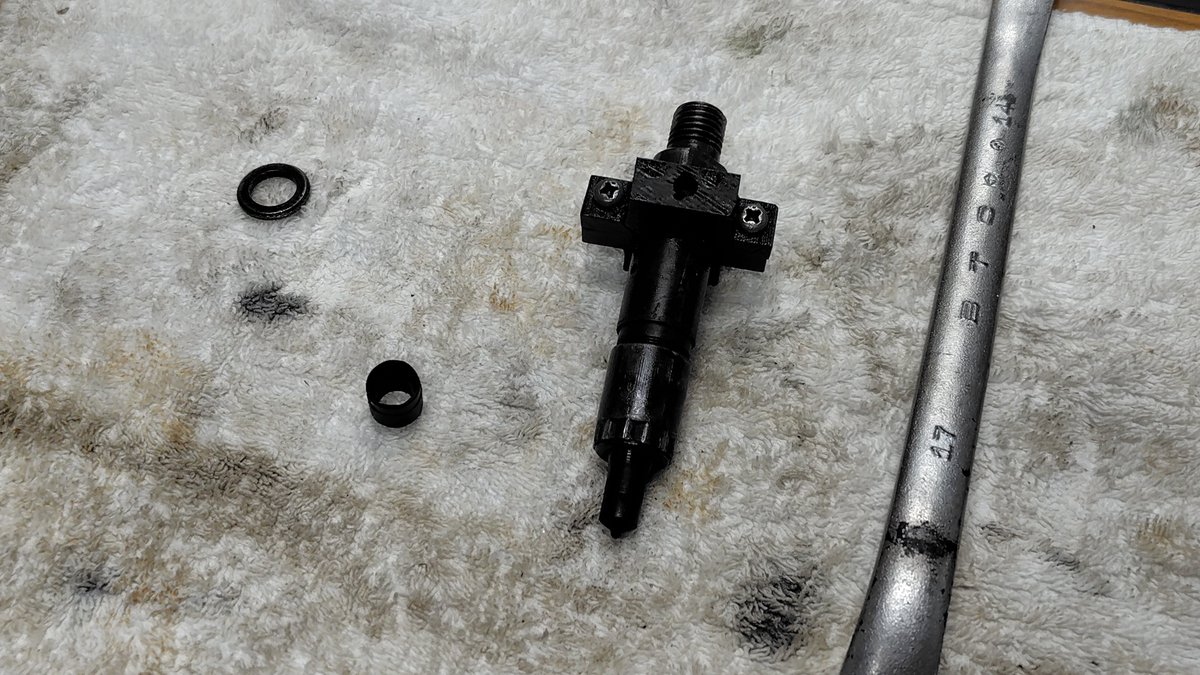 SCL_Ryukyu's tweet image. NFAD5エンジンは未だ圧縮漏れが残り原因の調査確認が続いている。今回は直噴ノズルのパッキンと当たり面の確認。外したついでに開弁圧力の確認を行ったところ微小な燃料漏れがあるためノズルホルダからノズルチップを取り外し軽油で洗い針弁の動作確認と軽く擦り合わせ